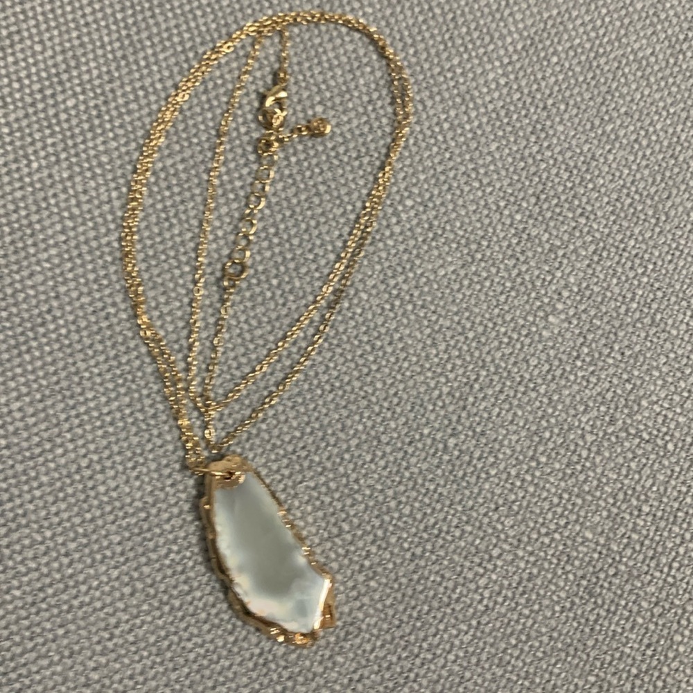 Costume necklace, long chain.